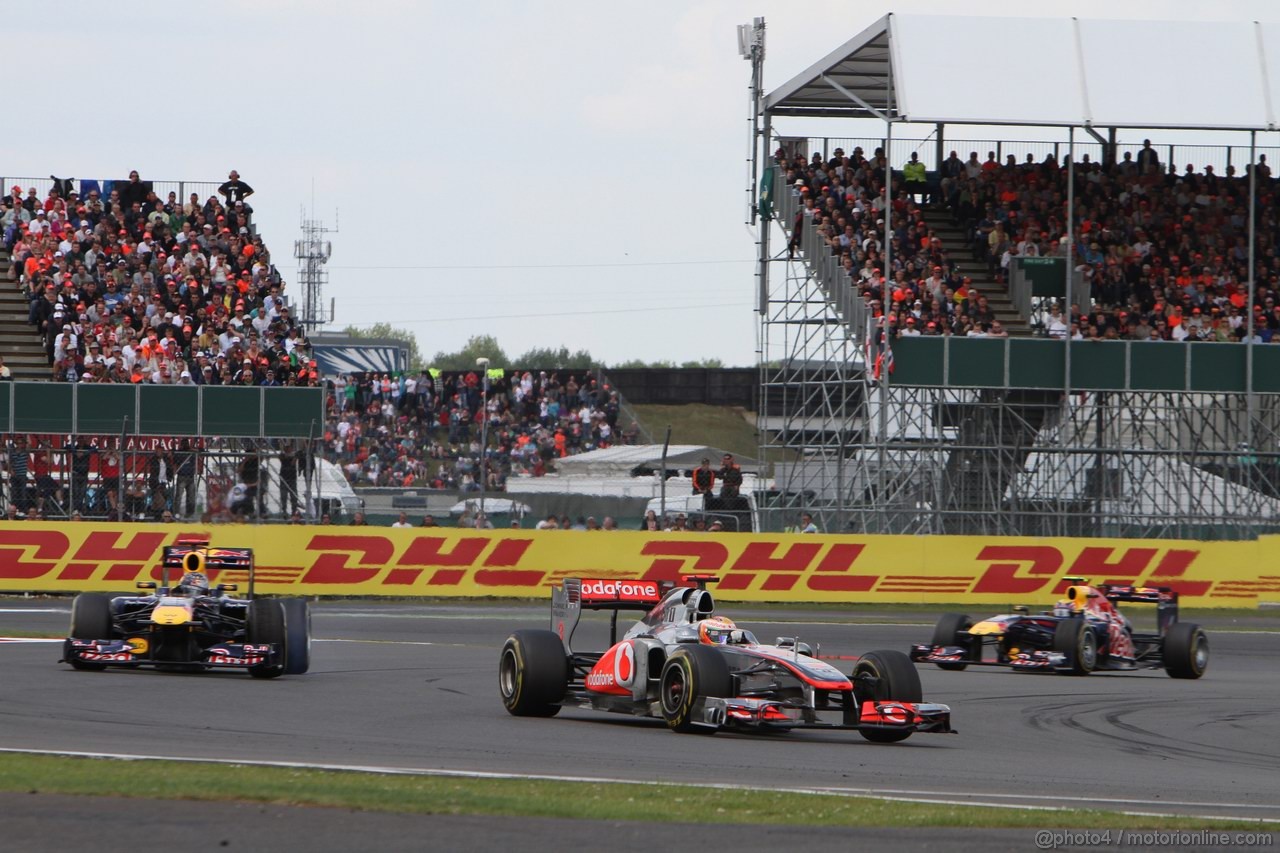 GP GRAN BRETAGNA, 10.07.2011- Gara, Lewis Hamilton (GBR), McLaren  Mercedes, MP4-26 davanti a Sebastian Vettel (GER), Red Bull Racing, RB7 