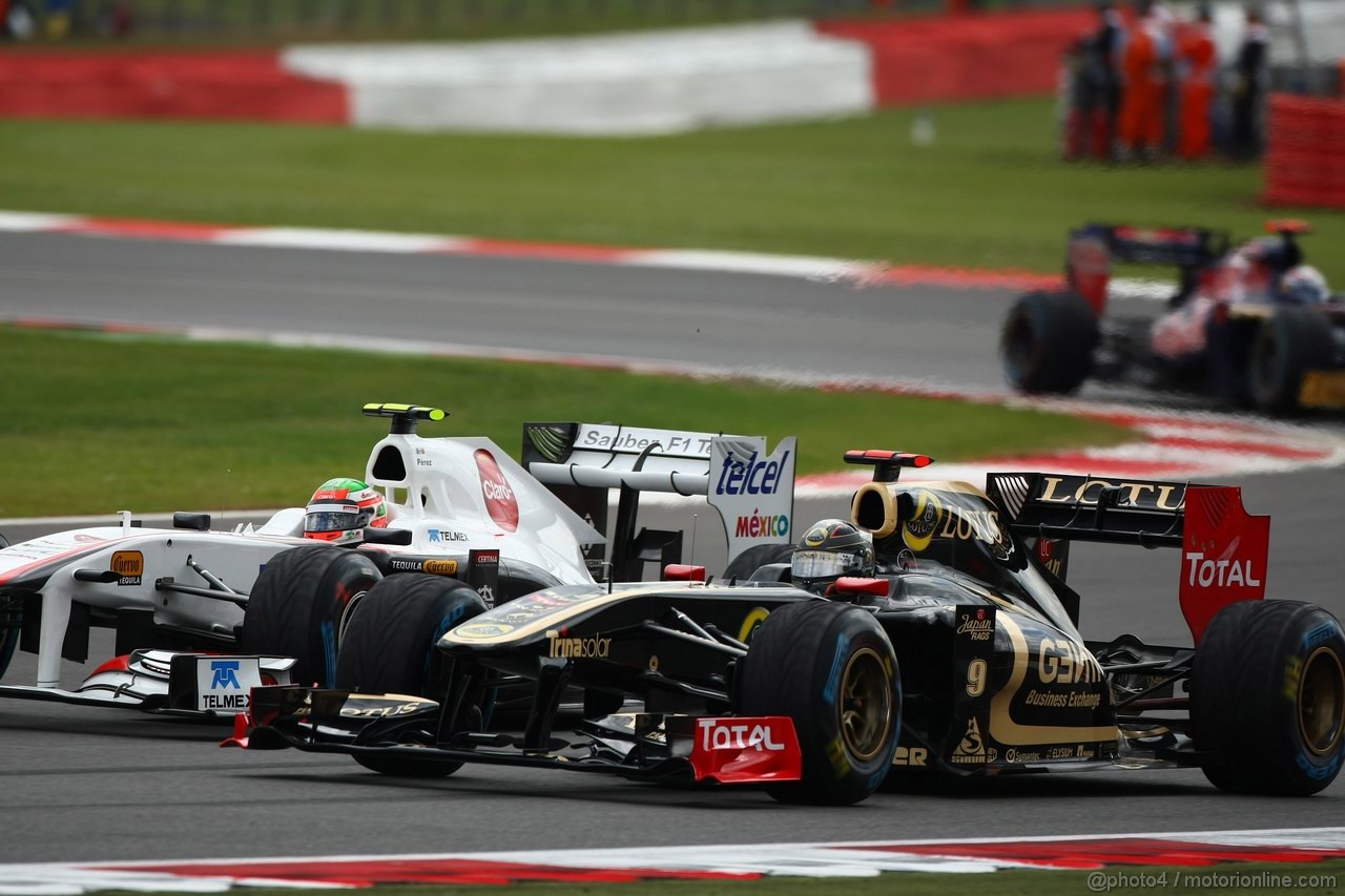 GP GRAN BRETAGNA, 10.07.2011- Gara, Sergio Pérez (MEX), Sauber F1 Team C30 e Nick Heidfeld (GER) Lotus Renault GP R31  