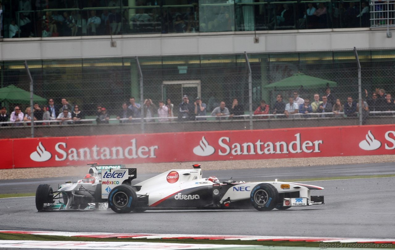 GP GRAN BRETAGNA, 10.07.2011- Gara, Crash,  Michael Schumacher (GER), Mercedes GP Petronas F1 Team, MGP W02 e Kamui Kobayashi (JAP), Sauber F1 Team C30 
