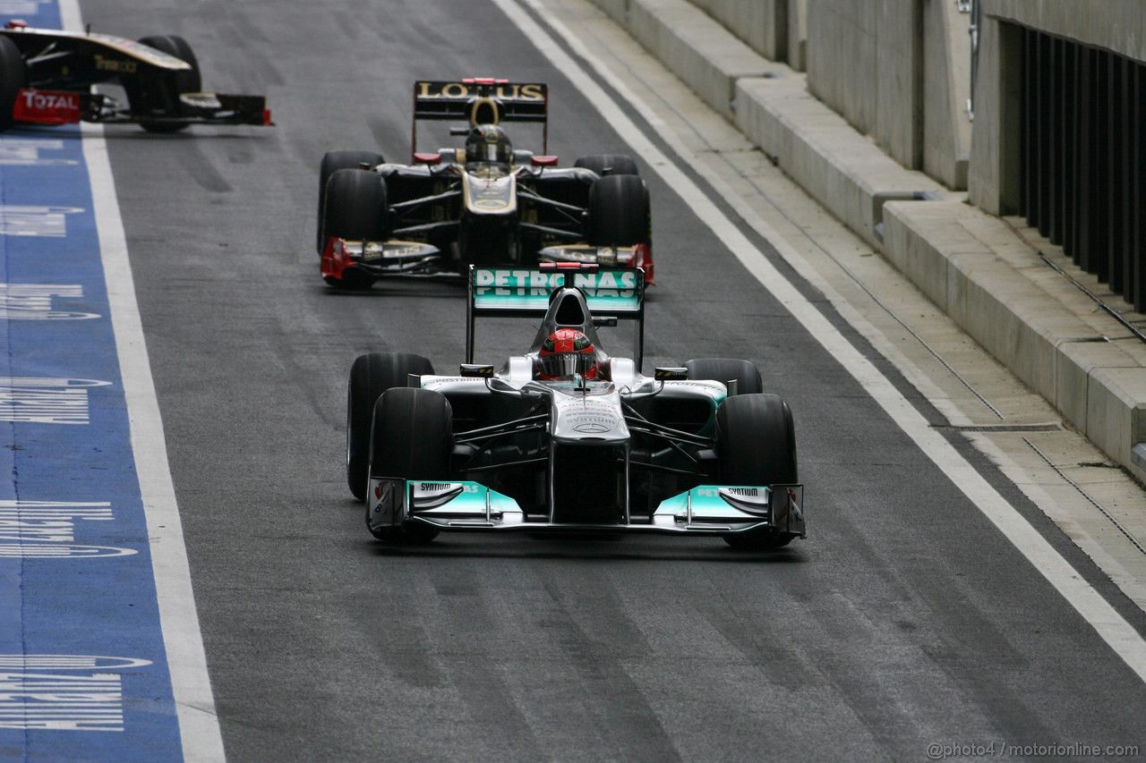 GP GRAN BRETAGNA, 09.07.2011- Prove Libere 3, Sabato, Michael Schumacher (GER), Mercedes GP Petronas F1 Team, MGP W02 e Nick Heidfeld (GER) Lotus Renault GP R31  