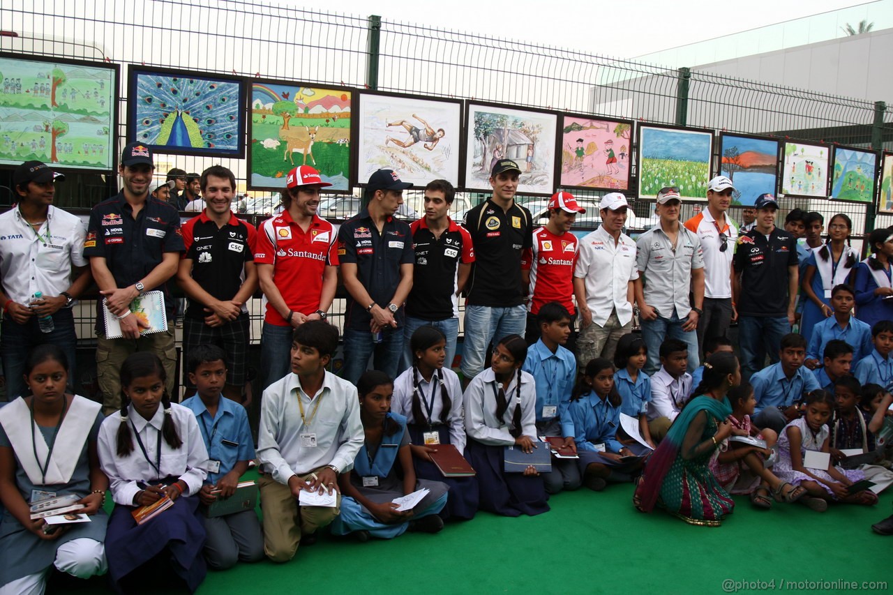 GP INDIA, Formula 1 drivers & local school children