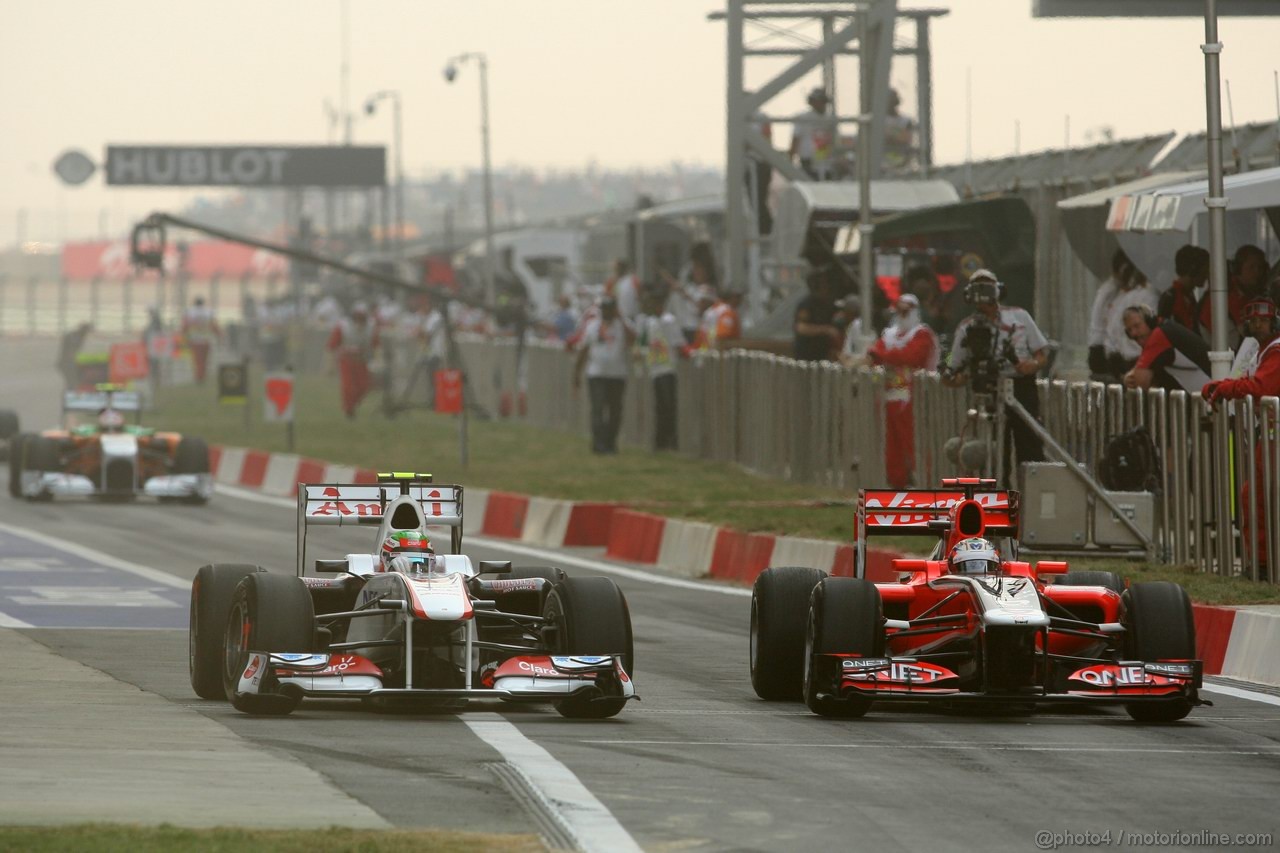 GP INDIA, Timo Glock (GER), Marussia Virgin Racing  & Sergio Perez (MEX), Sauber F1 Team 