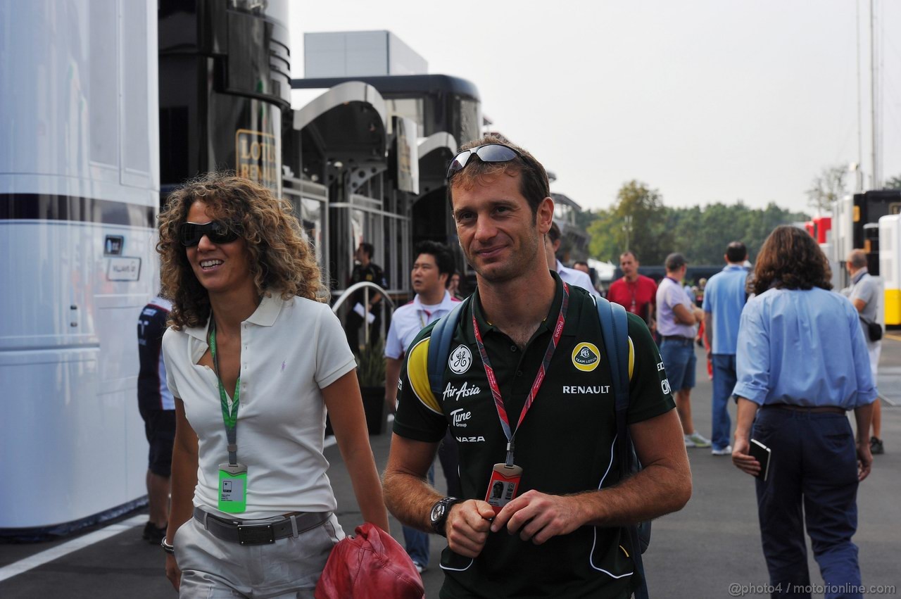 GP ITALIA, 11.09.2011- Jarno Trulli (ITA), Team Lotus, TL11 e sua moglie Barbara