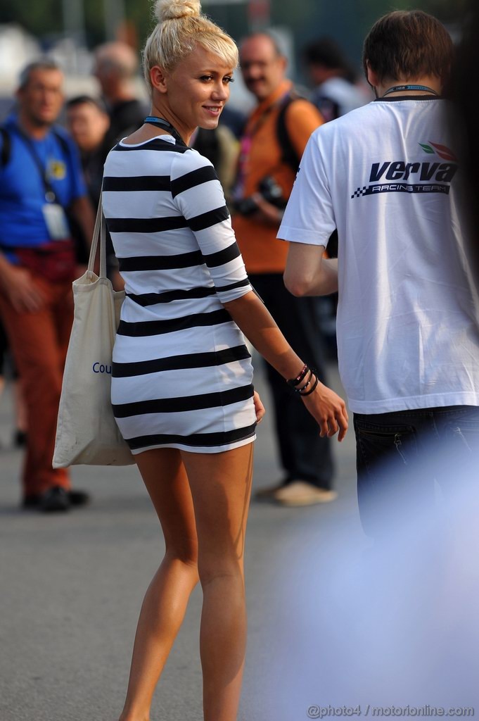 GP ITALIA, 11.09.2011- ragazza nel paddock 