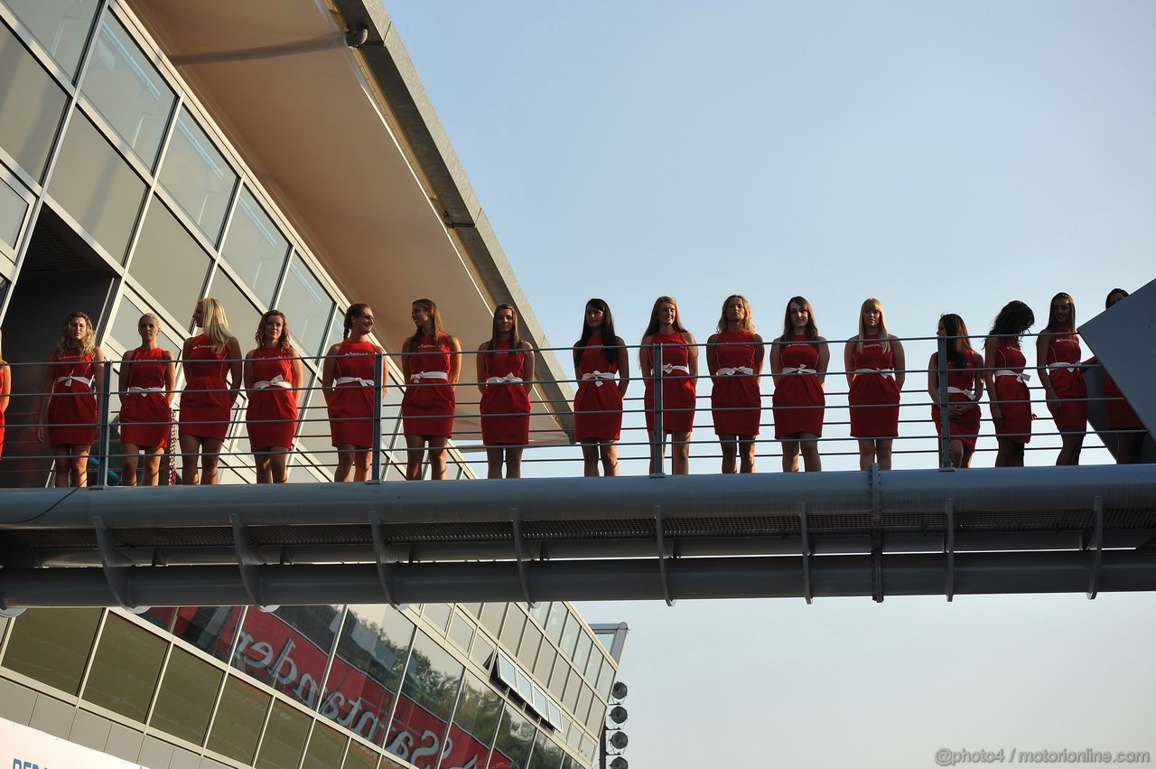 GP ITALIA, 11.09.2011- grid girl, pitbabess 