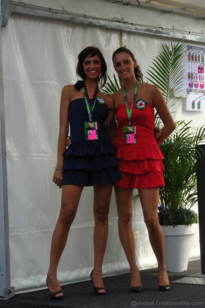 GP ITALIA, 11.09.2011- Ragazzas in the paddock 
