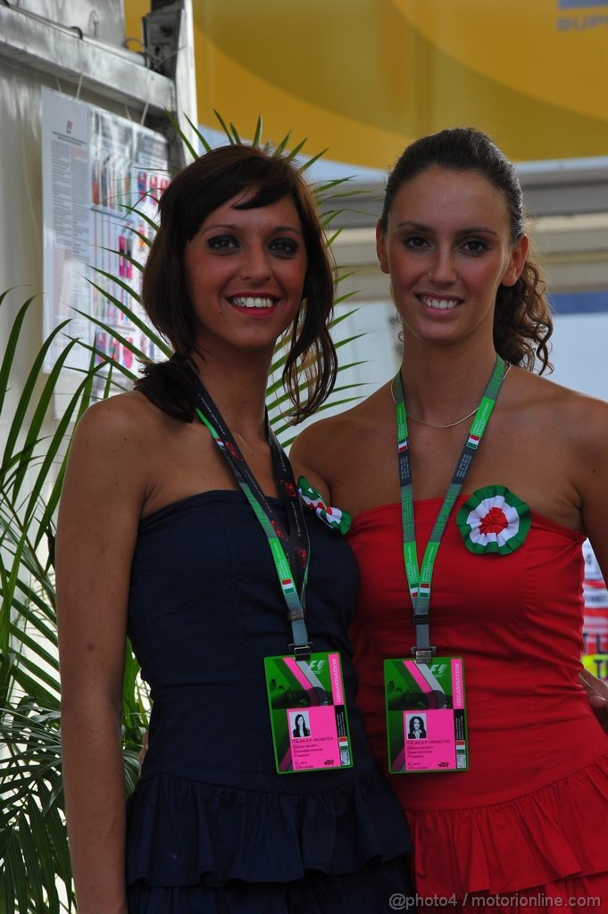 GP ITALIA, 11.09.2011- Ragazzas in the paddock 