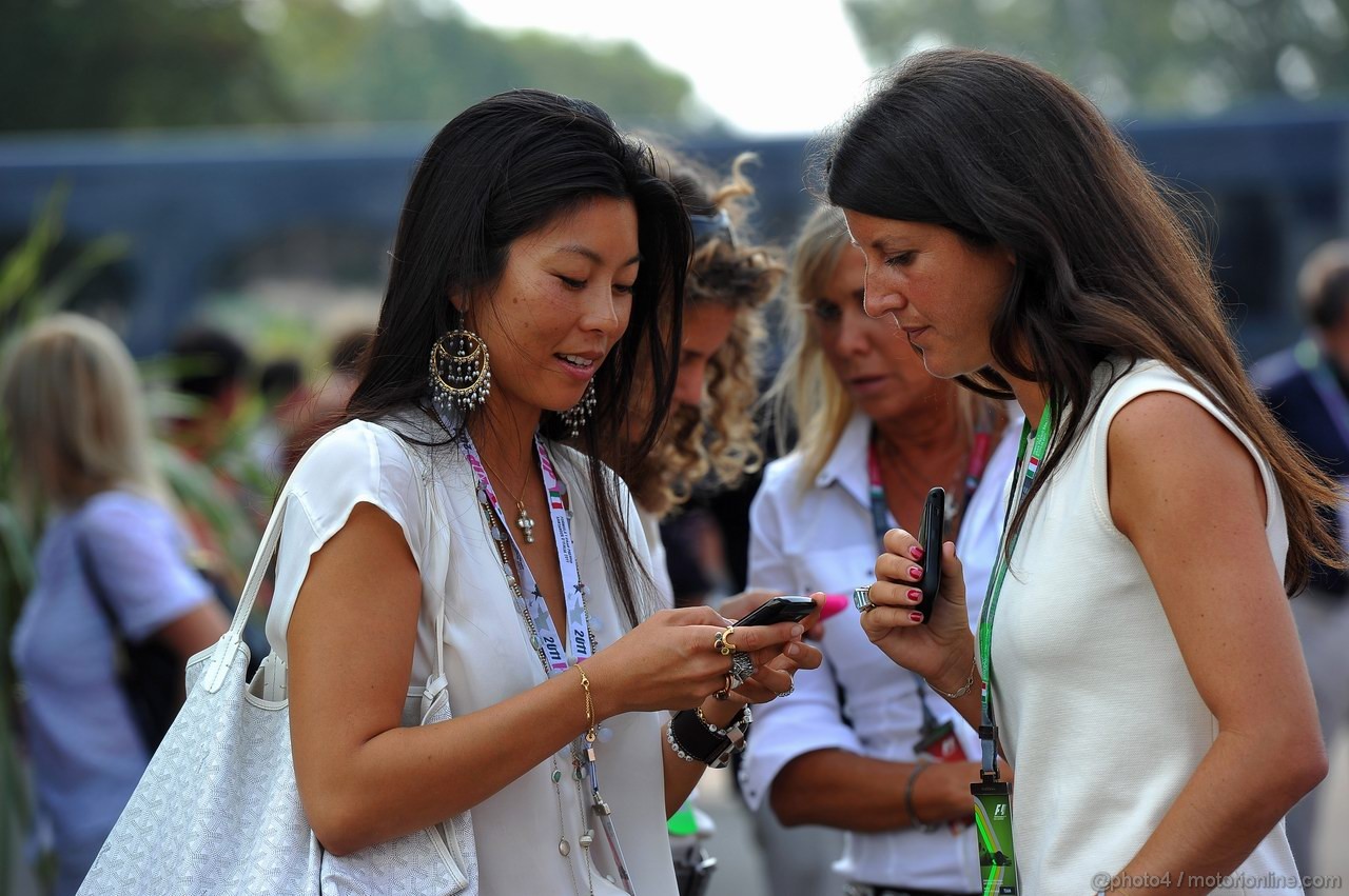 GP ITALIA, 11.09.2011- Ragazzas in the paddock 
