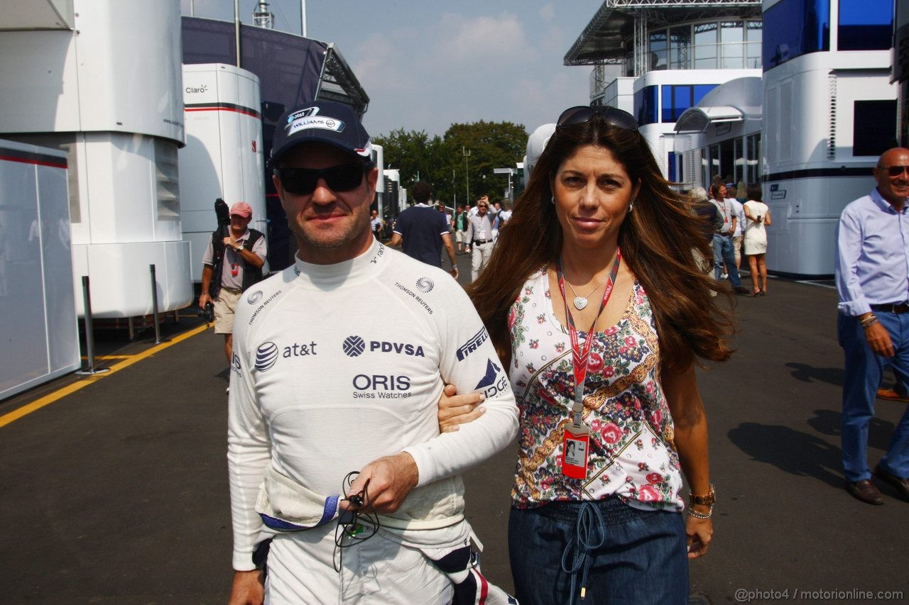 GP ITALIA, 11.09.2011- Rubens Barrichello (BRA), Williams FW33 e sua moglie Silvana