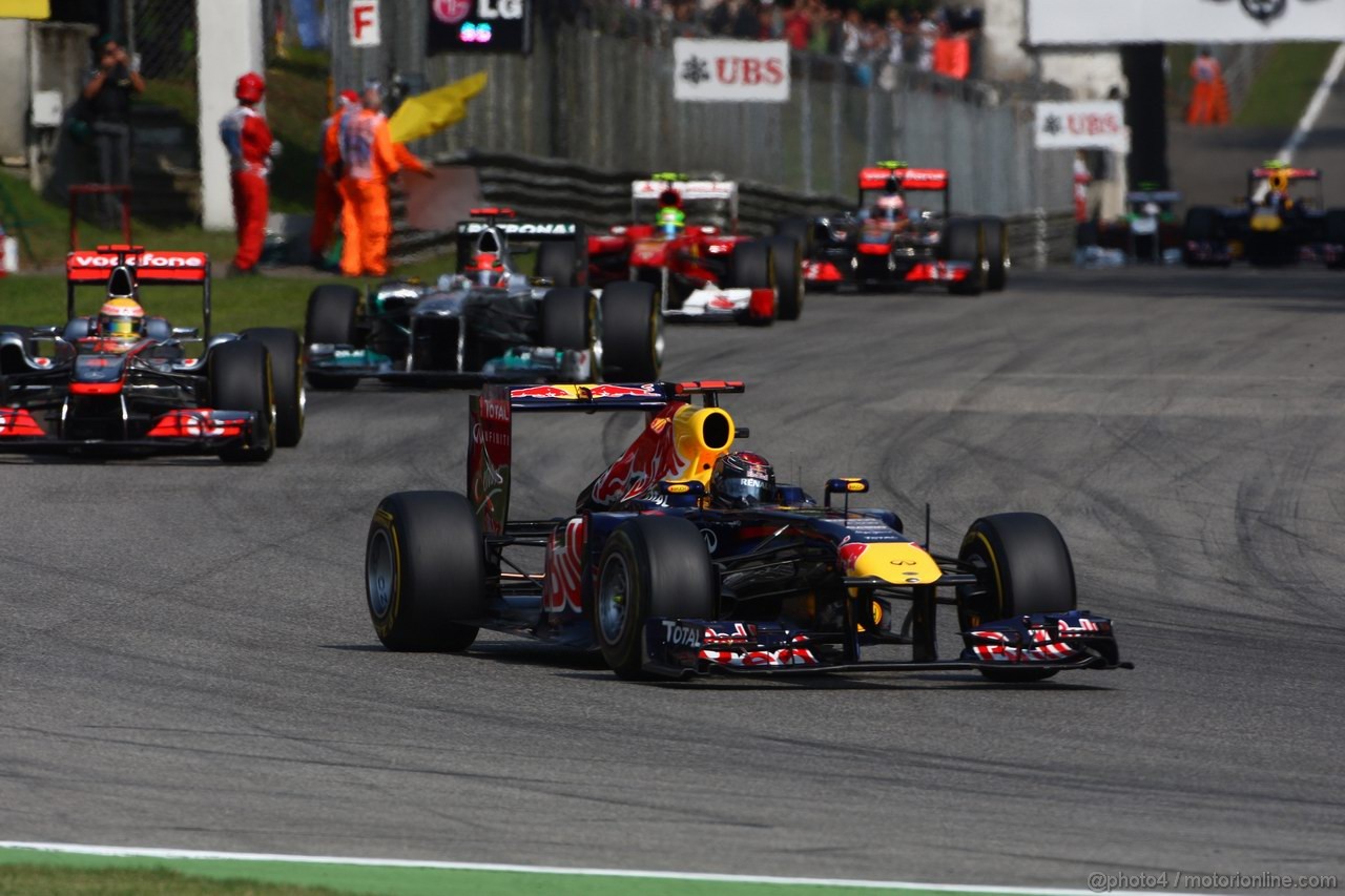 GP ITALIA, 11.09.2011- Gara, Sebastian Vettel (GER), Red Bull Racing, RB7 davanti a Lewis Hamilton (GBR), McLaren  Mercedes, MP4-26 