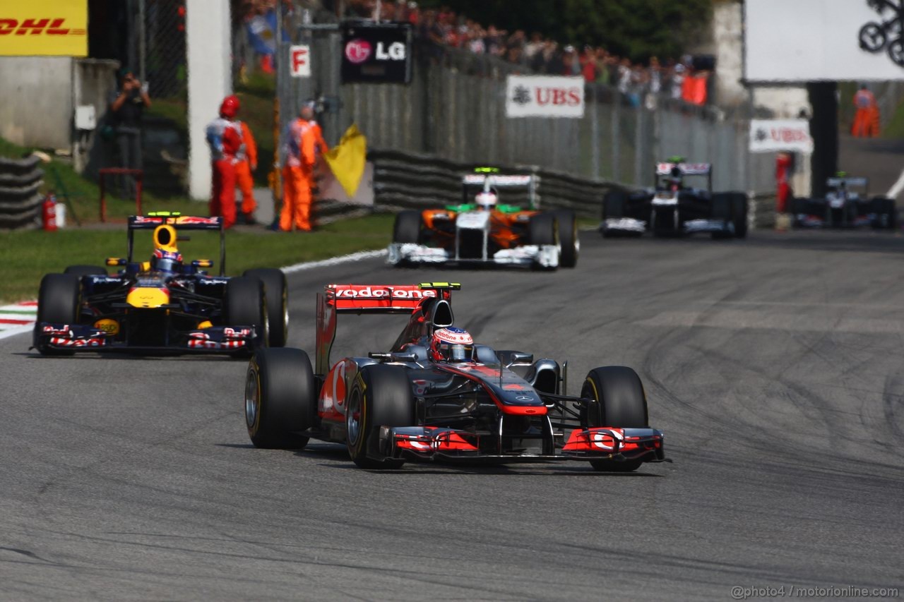 GP ITALIA, 11.09.2011- Gara, Lewis Hamilton (GBR), McLaren  Mercedes, MP4-26 davanti a Mark Webber (AUS), Red Bull Racing, RB7 