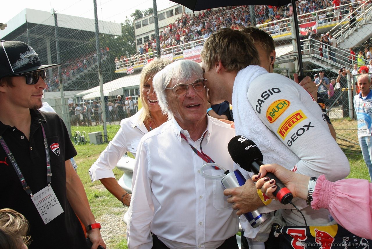 GP ITALIA, 11.09.2011- Gara, Nicky Hayden, Moto GP, Bernie Ecclestone (GBR), President e CEO of Formula One Management  e Sebastian Vettel (GER), Red Bull Racing, RB7 
