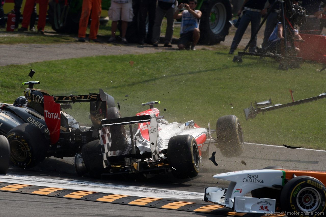 GP ITALIA, 11.09.2011- Gara, Crash, Vitantonio Liuzzi (ITA), HRT Formula One Team e Vitaly Petrov (RUS), Lotus Renault GP, R31 