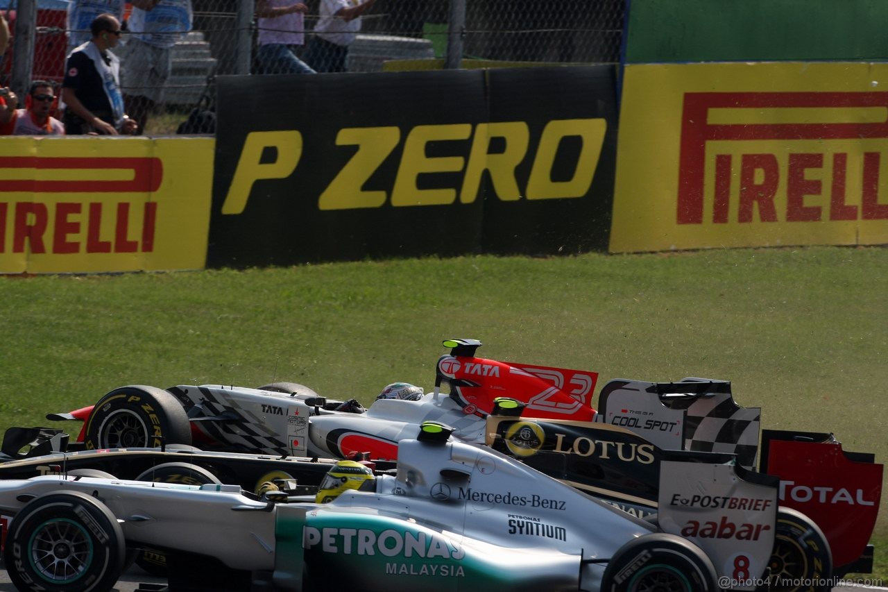 GP ITALIA, 11.09.2011- Gara, Nico Rosberg (GER), Mercedes GP Petronas F1 Team, MGP W02, Vitantonio Liuzzi (ITA), HRT Formula One Team e Vitaly Petrov (RUS), Lotus Renault GP, R31 crash 