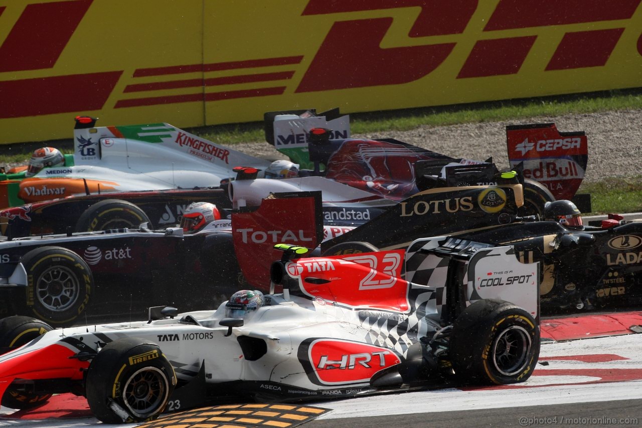 GP ITALIA, 11.09.2011- Gara, Crash, Vitantonio Liuzzi (ITA), HRT Formula One Team e Vitaly Petrov (RUS), Lotus Renault GP, R31 e Rubens Barrichello (BRA), Williams FW33