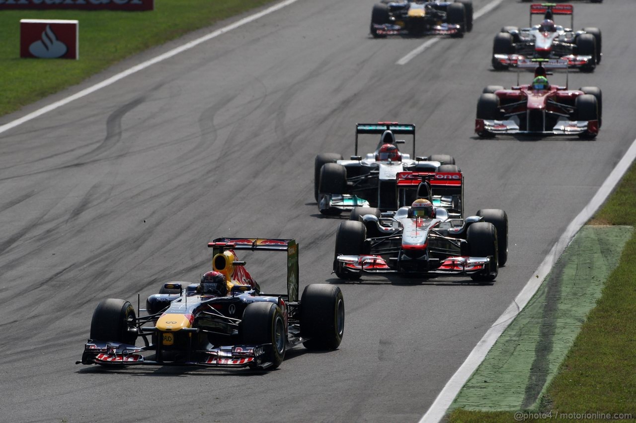 GP ITALIA, 11.09.2011- Gara, Sebastian Vettel (GER), Red Bull Racing, RB7 davanti a Lewis Hamilton (GBR), McLaren  Mercedes, MP4-26 