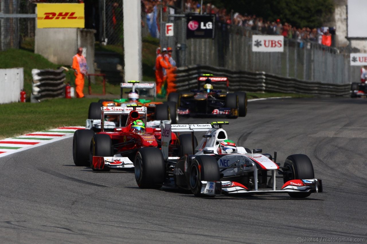 GP ITALIA, 11.09.2011- Gara, Sergio Pérez (MEX), Sauber F1 Team C30 davanti a Felipe Massa (BRA), Ferrari, F-150 Italia 