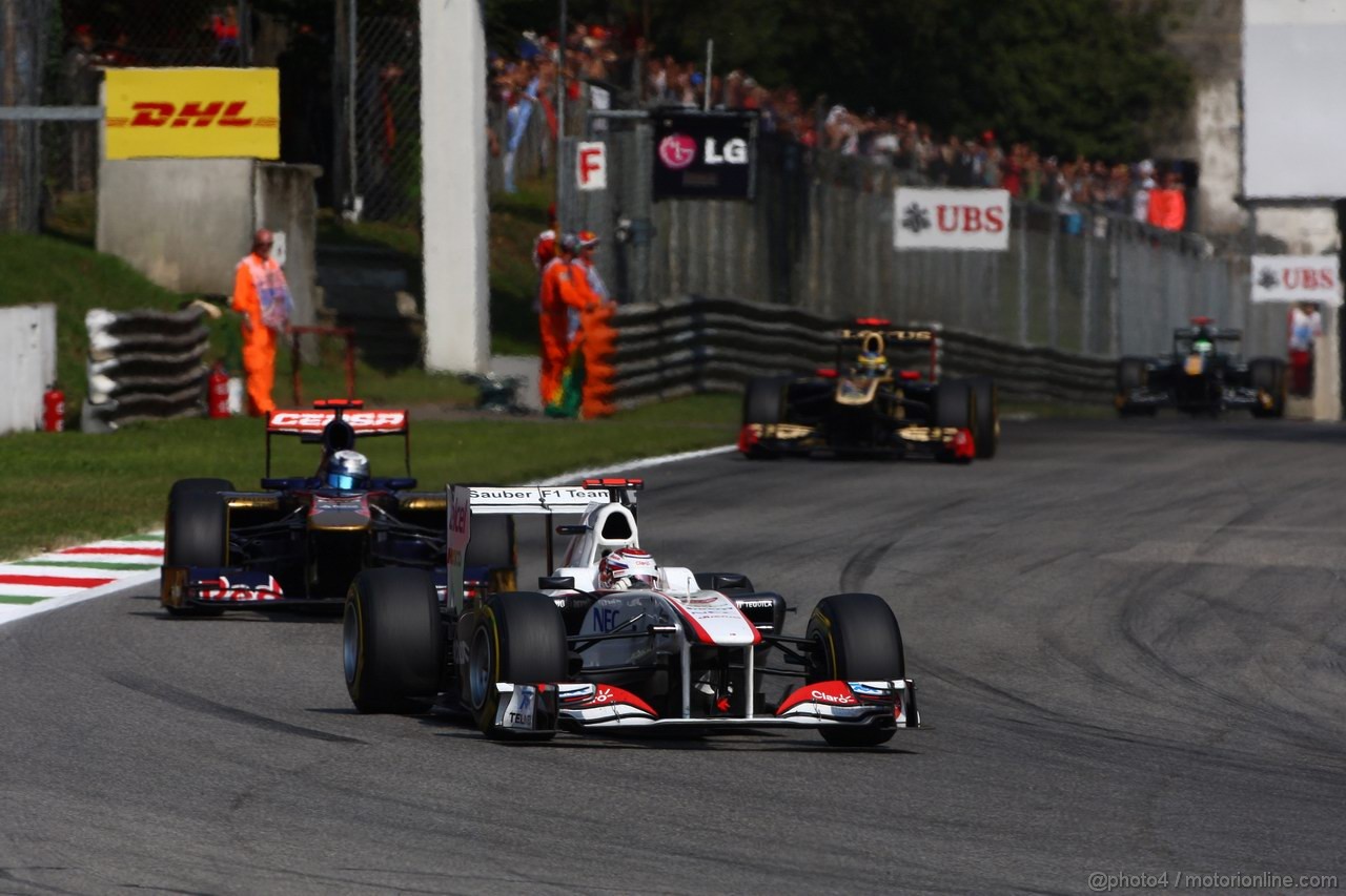 GP ITALIA, 11.09.2011- Gara, Kamui Kobayashi (JAP), Sauber F1 Team C30 davanti a Sébastien Buemi (SUI), Scuderia Toro Rosso, STR6 