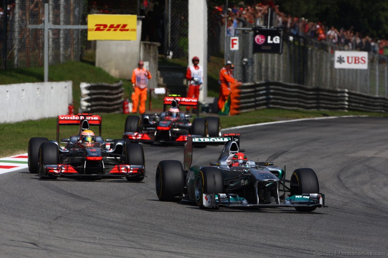 GP ITALIA, 11.09.2011- Gara, Michael Schumacher (GER), Mercedes GP Petronas F1 Team, MGP W02 davanti a Lewis Hamilton (GBR), McLaren  Mercedes, MP4-26 e Jenson Button (GBR), McLaren  Mercedes, MP4-26 