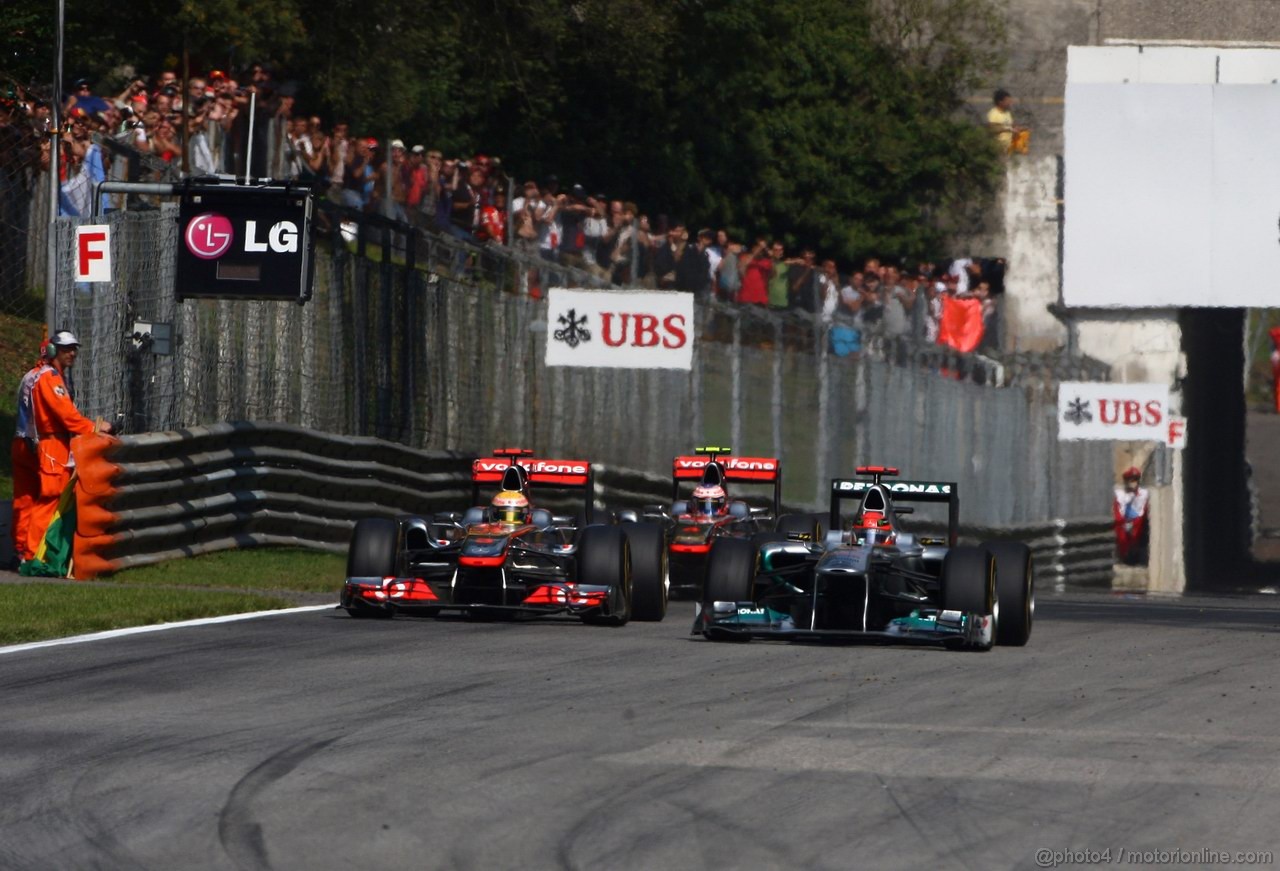 GP ITALIA, 11.09.2011- Gara, Lewis Hamilton (GBR), McLaren  Mercedes, MP4-26, Michael Schumacher (GER), Mercedes GP Petronas F1 Team, MGP W02 e Jenson Button (GBR), McLaren  Mercedes, MP4-26 