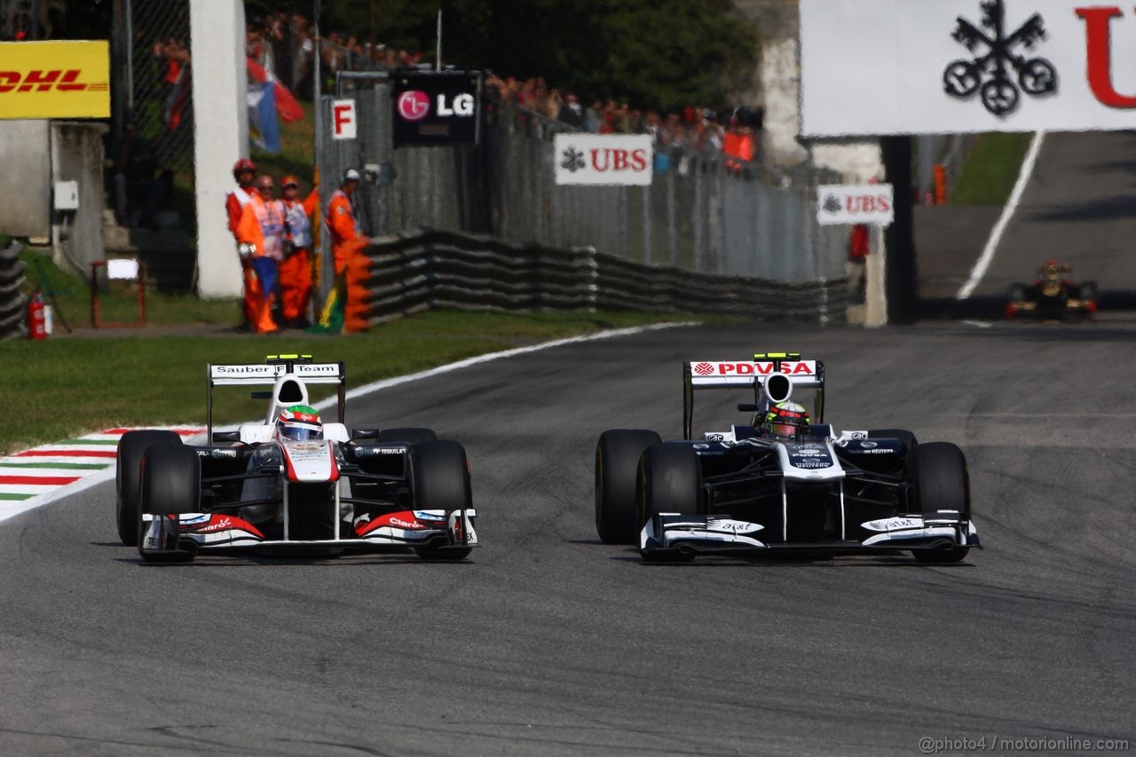 GP ITALIA, 11.09.2011- Gara, Sergio Pérez (MEX), Sauber F1 Team C30 e Pastor Maldonado (VEN), Williams FW33