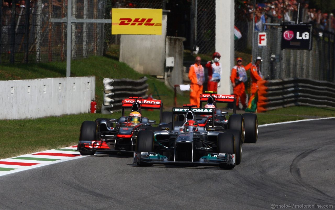 GP ITALIA, 11.09.2011- Gara, Michael Schumacher (GER), Mercedes GP Petronas F1 Team, MGP W02, Lewis Hamilton (GBR), McLaren  Mercedes, MP4-26 e Jenson Button (GBR), McLaren  Mercedes, MP4-26 