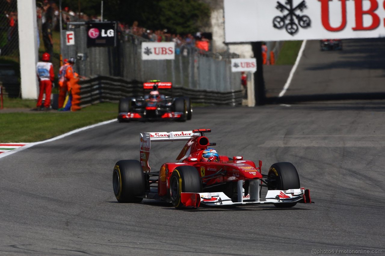 GP ITALIA, 11.09.2011- Gara, Fernando Alonso (ESP), Ferrari, F-150 Italia davanti a Jenson Button (GBR), McLaren  Mercedes, MP4-26 
