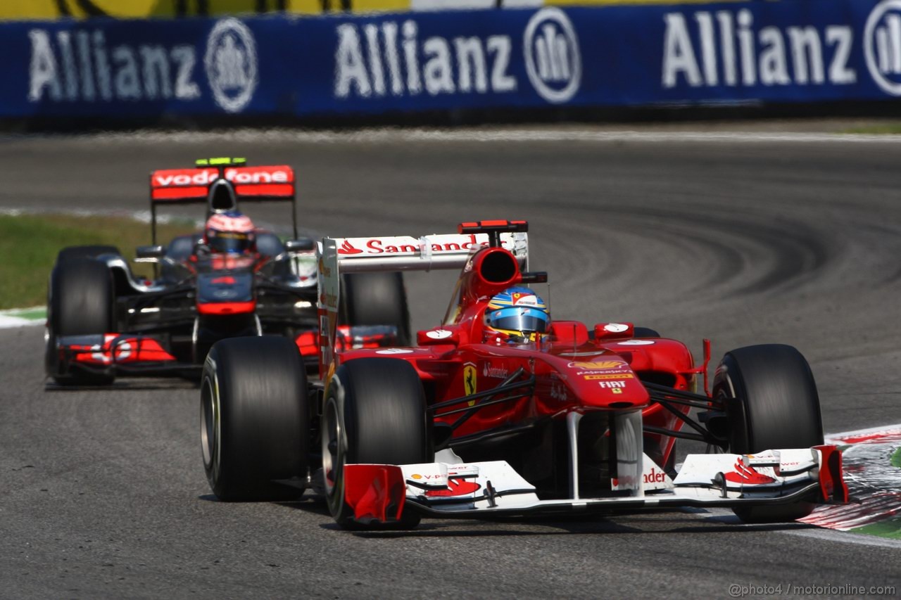 GP ITALIA, 11.09.2011- Gara, Fernando Alonso (ESP), Ferrari, F-150 Italia davanti a Jenson Button (GBR), McLaren  Mercedes, MP4-26 