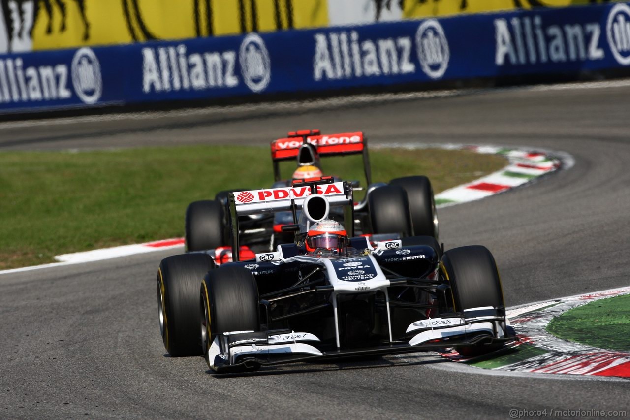 GP ITALIA, 11.09.2011- Gara, Rubens Barrichello (BRA), Williams FW33 davanti a Lewis Hamilton (GBR), McLaren  Mercedes, MP4-26 