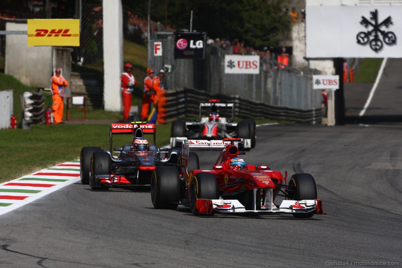 GP ITALIA, 11.09.2011- Gara, Fernando Alonso (ESP), Ferrari, F-150 Italia davanti a Jenson Button (GBR), McLaren  Mercedes, MP4-26 