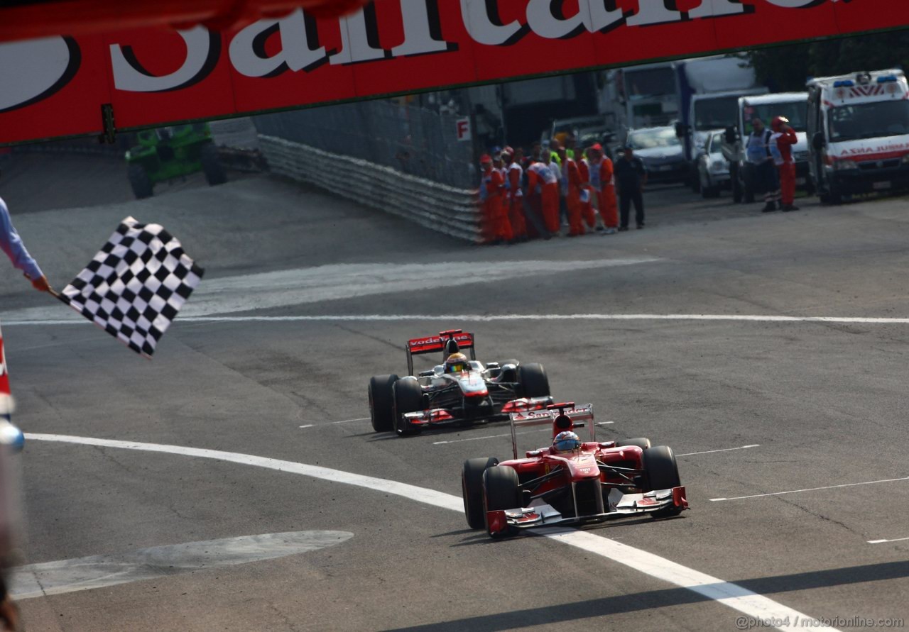 GP ITALIA, 11.09.2011- Gara, Chequered flag, Fernando Alonso (ESP), Ferrari, F-150 Italia terzo davanti a Lewis Hamilton (GBR), McLaren  Mercedes, MP4-26 