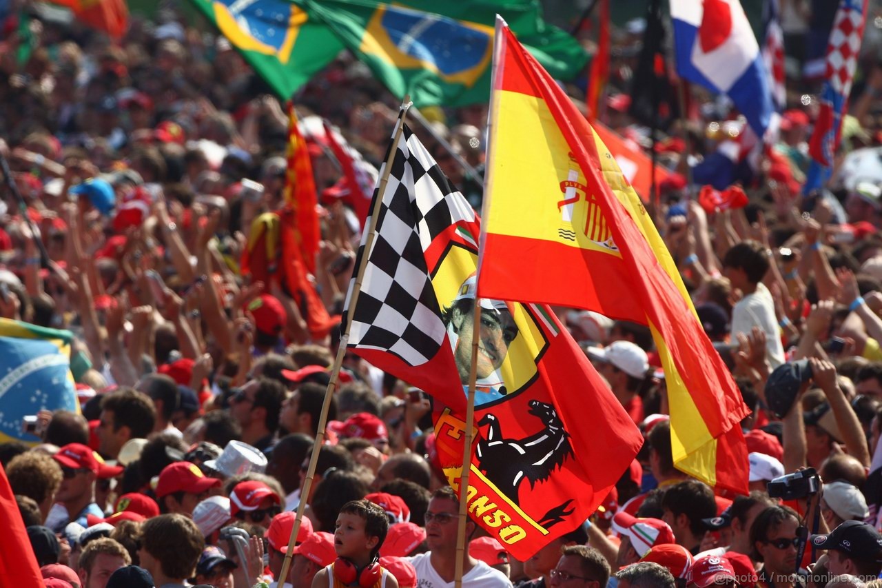 GP ITALIA, 11.09.2011- Gara, The fans invade the track after the race
