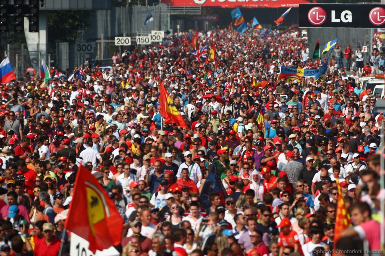 GP ITALIA, 11.09.2011- Gara, The fans invade the track after the race