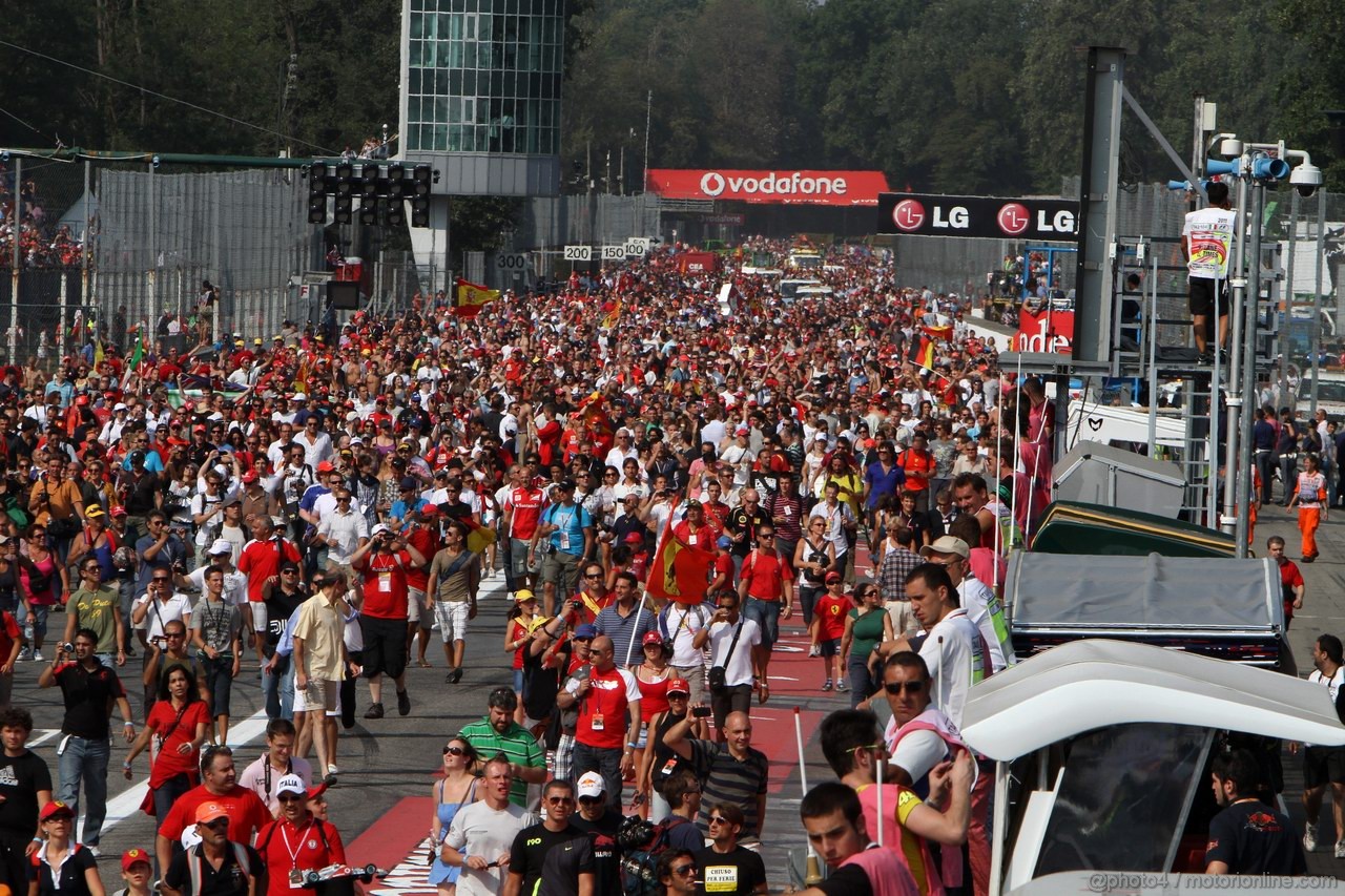 GP ITALIA, 11.09.2011- Gara, The fans invade the track after the race