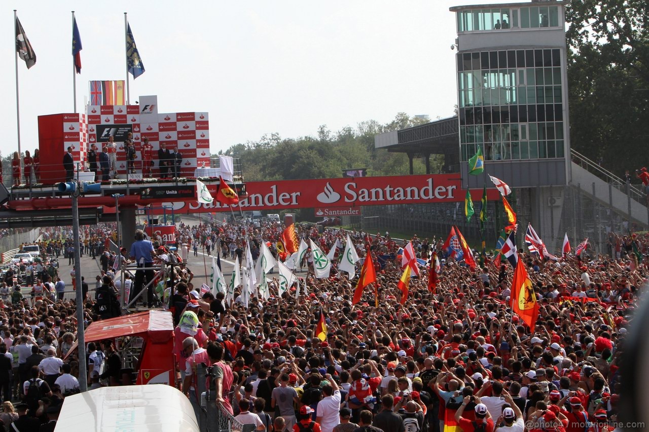 GP ITALIA, 11.09.2011- Gara, The fans invade the track