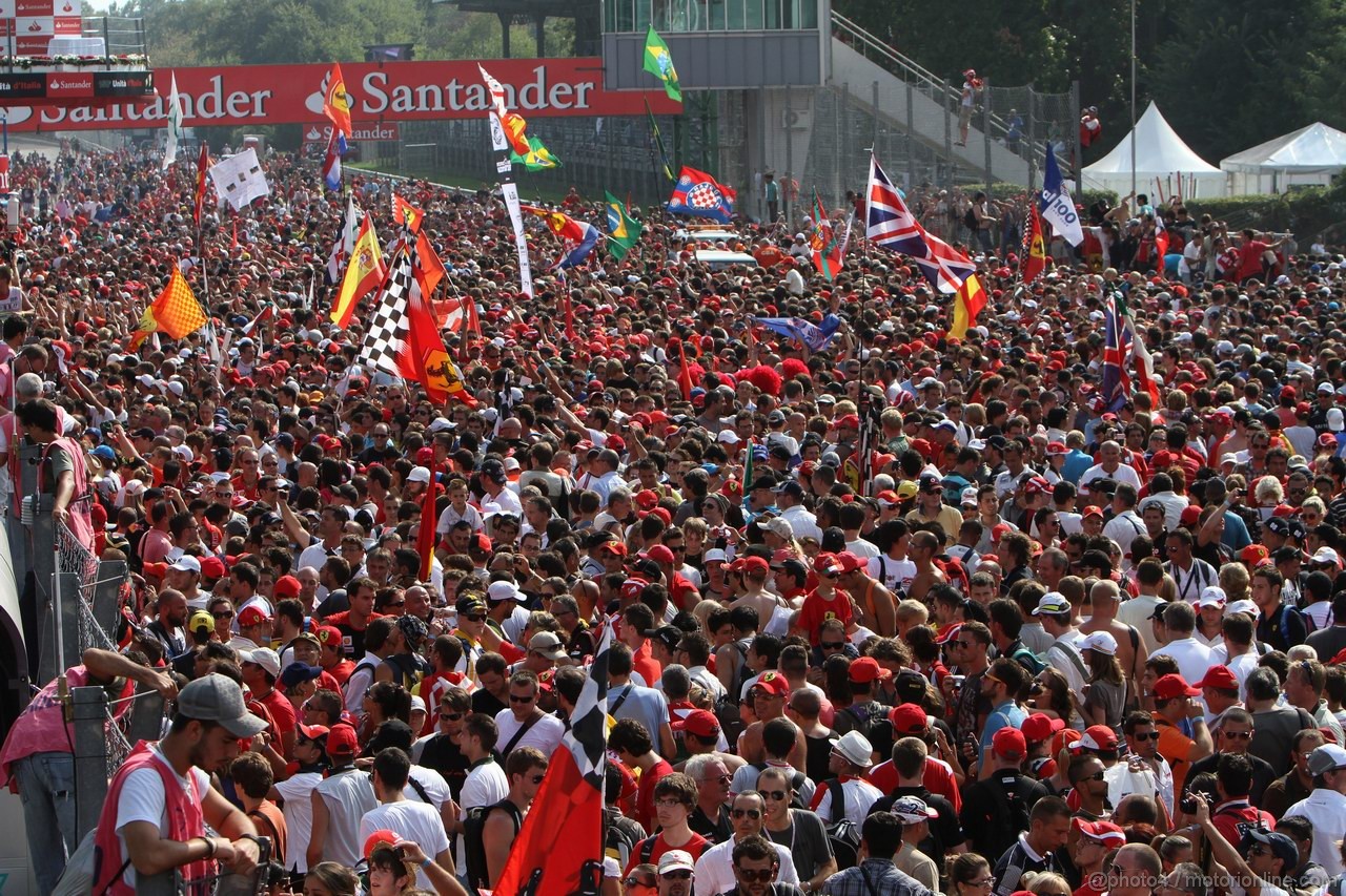 GP ITALIA, 11.09.2011- Gara, The fans invade the track after the race