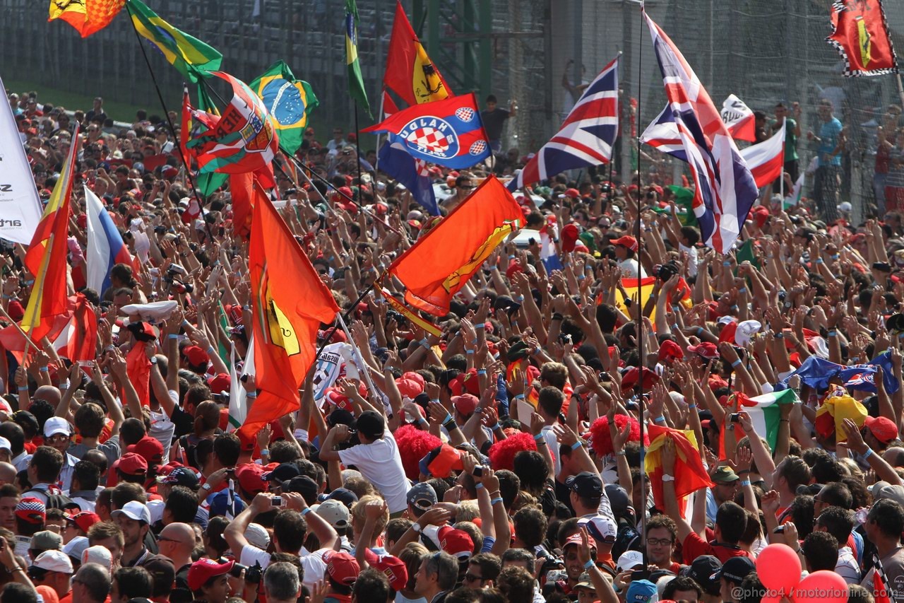 GP ITALIA, 11.09.2011- Gara, The fans invade the track after the race