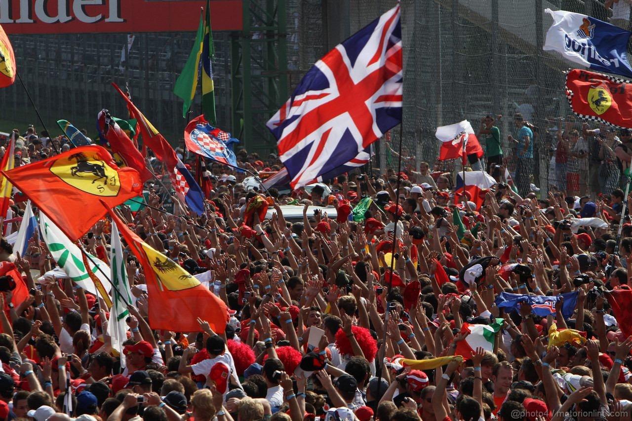 GP ITALIA, 11.09.2011- Gara, The fans invade the track after the race