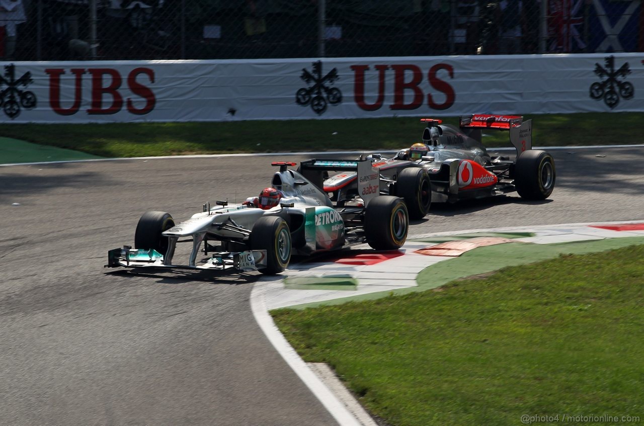 GP ITALIA, 11.09.2011- Gara, Michael Schumacher (GER), Mercedes GP Petronas F1 Team, MGP W02 e Lewis Hamilton (GBR), McLaren  Mercedes, MP4-26 