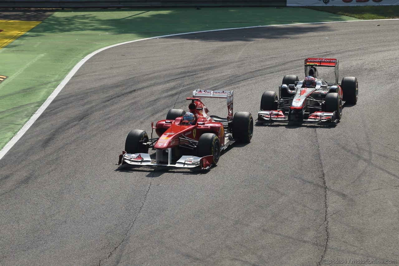GP ITALIA, 11.09.2011- Gara, Fernando Alonso (ESP), Ferrari, F-150 Italia davanti a Jenson Button (GBR), McLaren  Mercedes, MP4-26 