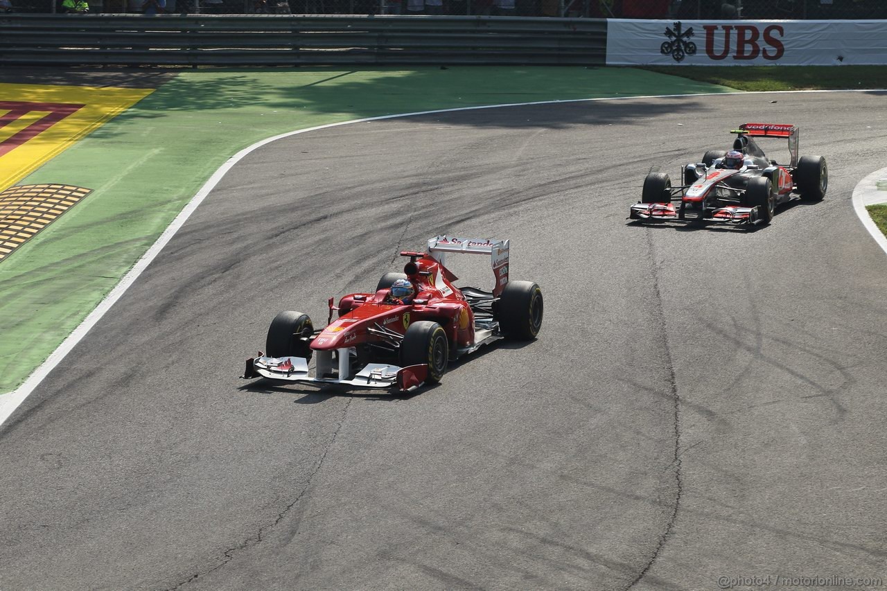 GP ITALIA, 11.09.2011- Gara, Fernando Alonso (ESP), Ferrari, F-150 Italia davanti a Jenson Button (GBR), McLaren  Mercedes, MP4-26 