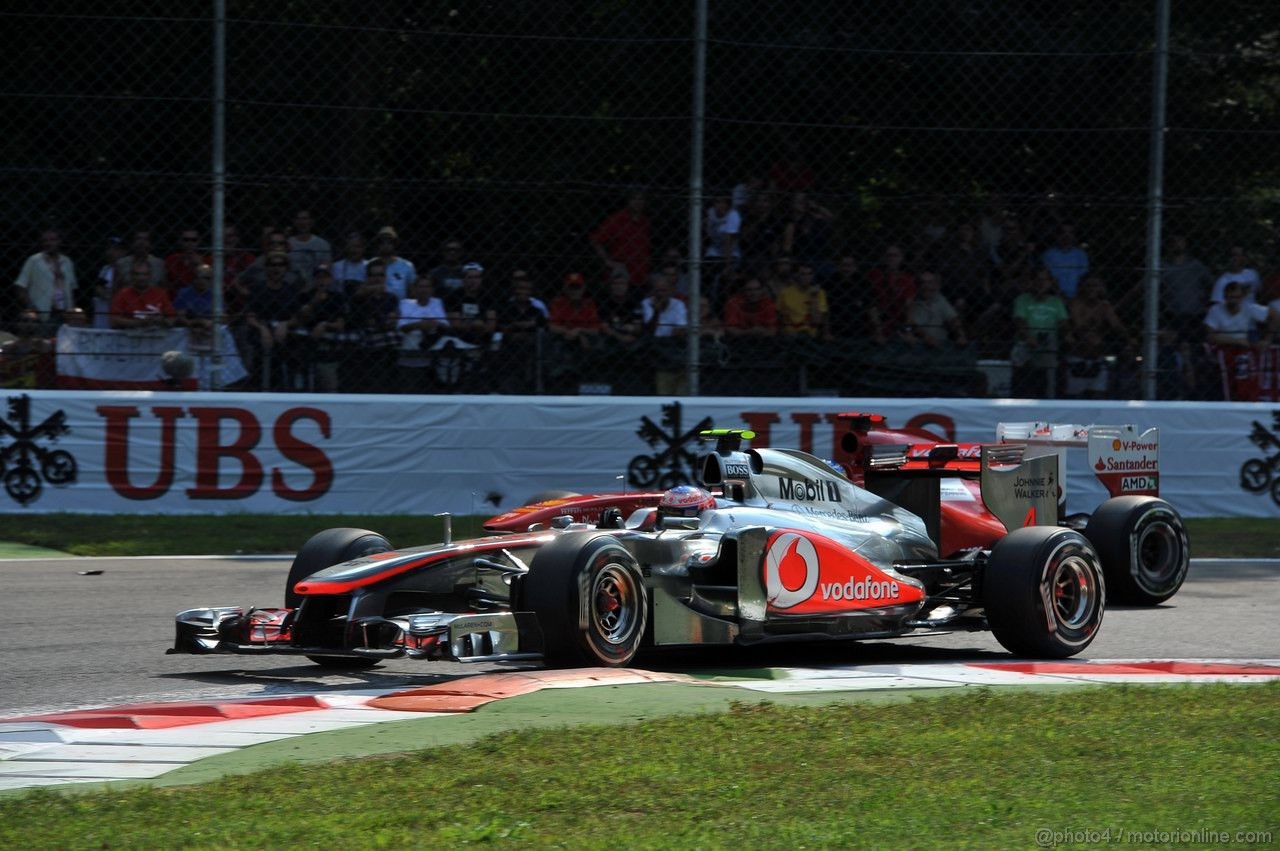 GP ITALIA, 11.09.2011- Gara, Jenson Button (GBR), McLaren  Mercedes, MP4-26 overtakes Fernando Alonso (ESP), Ferrari, F-150 Italia 