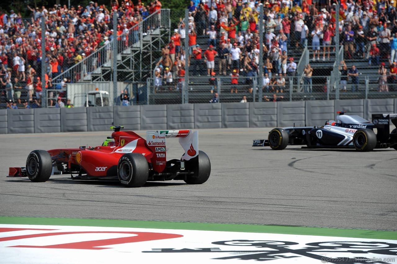 GP ITALIA, 11.09.2011- Gara, End of the race, Felipe Massa (BRA), Ferrari, F-150 Italia e Rubens Barrichello (BRA), Williams FW33