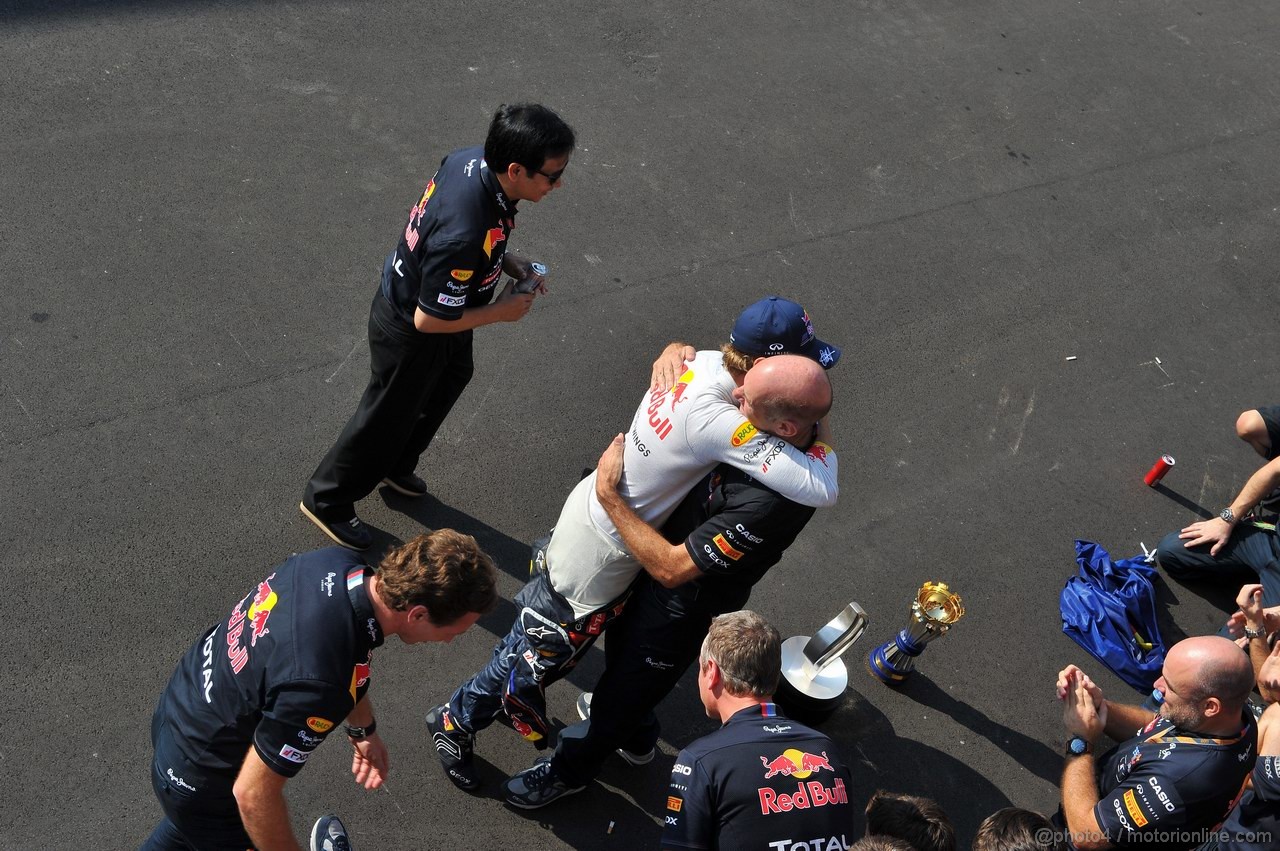GP ITALIA, 11.09.2011- Gara, Festeggiamenti, Sebastian Vettel (GER), Red Bull Racing, RB7 e Adrian Newey (GBR), Red Bull Racing , Technical Operations Director 