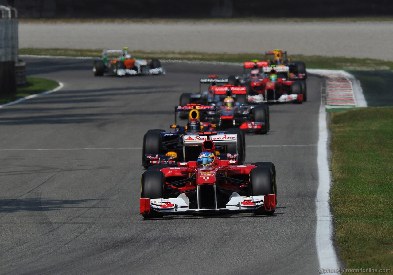 GP ITALIA, 11.09.2011- Gara, Fernando Alonso (ESP), Ferrari, F-150 Italia davanti a Sebastian Vettel (GER), Red Bull Racing, RB7 
