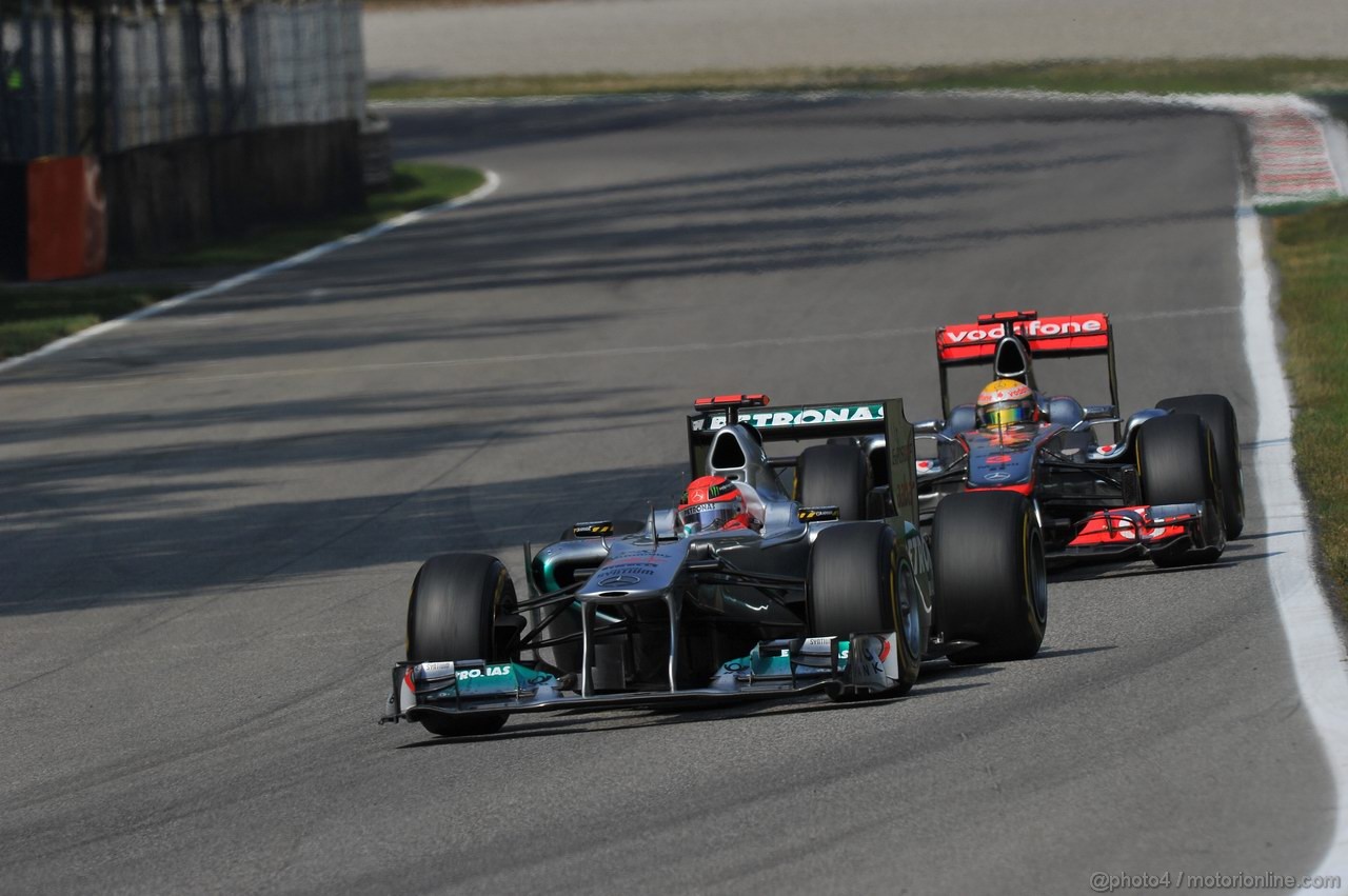 GP ITALIA, 11.09.2011- Gara, Michael Schumacher (GER), Mercedes GP Petronas F1 Team, MGP W02 davanti a Lewis Hamilton (GBR), McLaren  Mercedes, MP4-26 
