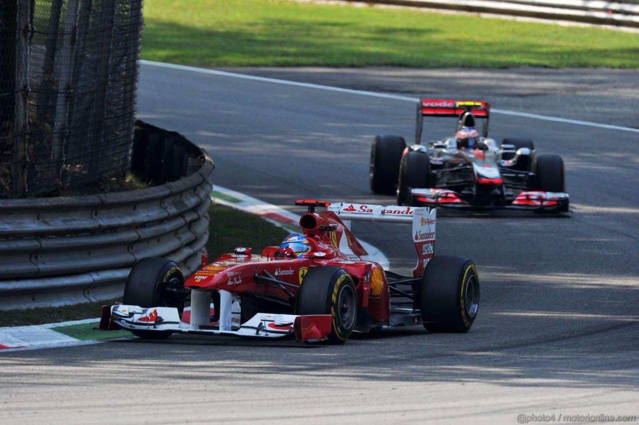 GP ITALIA, 11.09.2011- Gara, Fernando Alonso (ESP), Ferrari, F-150 Italia davanti a Jenson Button (GBR), McLaren  Mercedes, MP4-26 