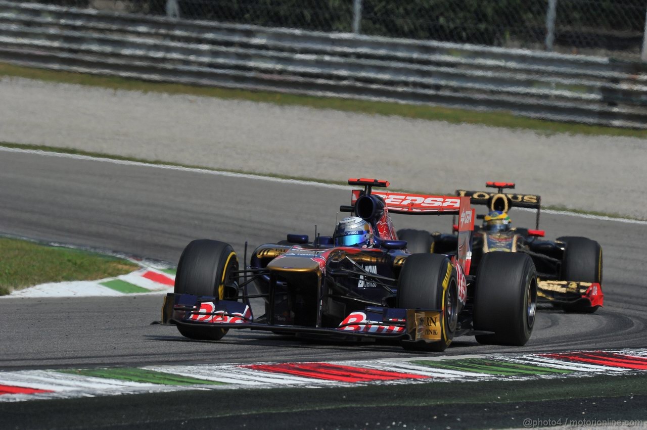 GP ITALIA, 11.09.2011- Gara, Sébastien Buemi (SUI), Scuderia Toro Rosso, STR6 davanti a Bruno Senna (BRA), Lotus Renault GP R31 