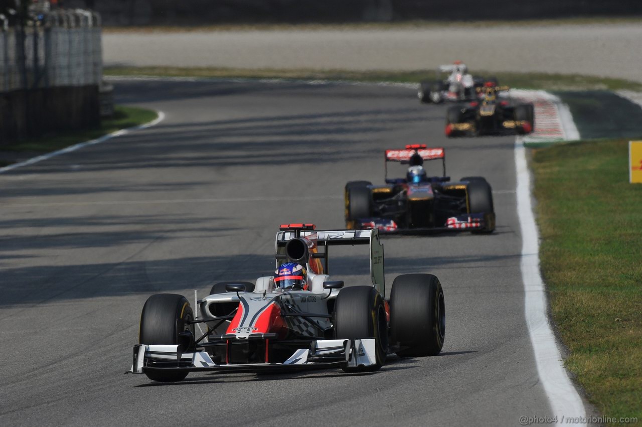 GP ITALIA, 11.09.2011- Gara, Daniel Ricciardo (AUS), HRT Formula One Team davanti a Sébastien Buemi (SUI), Scuderia Toro Rosso, STR6 