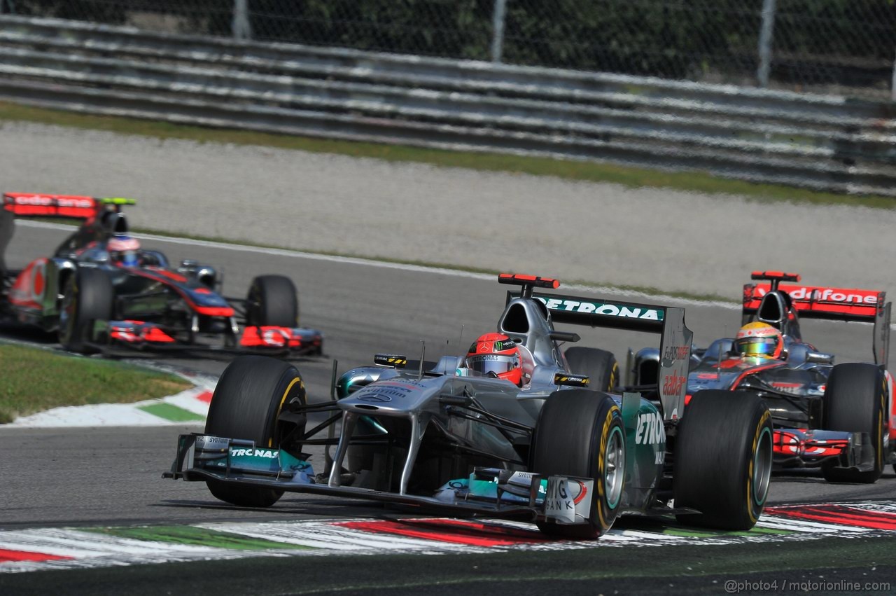 GP ITALIA, 11.09.2011- Gara, Michael Schumacher (GER), Mercedes GP Petronas F1 Team, MGP W02 davanti a Lewis Hamilton (GBR), McLaren  Mercedes, MP4-26 